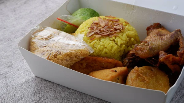 Porción Completa Nasi Kuning Arroz Cúrcuma Comida Culinaria Tradicional Indonesia — Foto de Stock