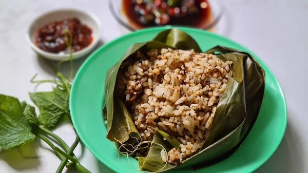 Nasi Tutug Oncom Wrap Banana Leaf Уникальные Традиционные Блюда Сунданской — стоковое фото