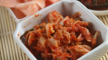 Kimchi - geleneksel Kore mayalanmış sebze. Çin lahanası, turp, zencefil ve sarımsak. Baharatlı ve lezzetli meze. Kore gurme kavramı.