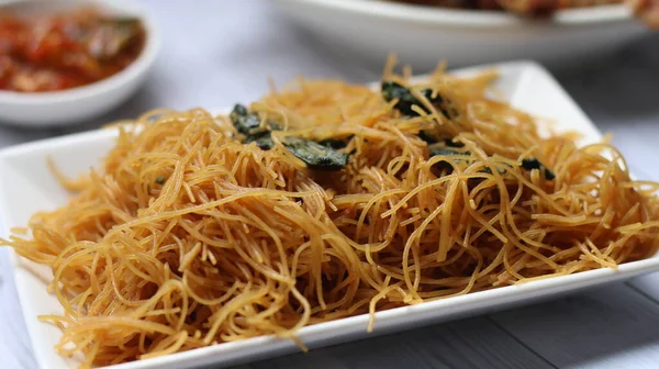 Простая Пища Жареный Рис Вермичелли Bihun Goreng Овощами Соевым Соусом — стоковое фото