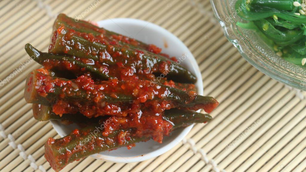 Quimchi de okra picante fresco. Concepto de cocina gourmet coreana y japonesa 2023