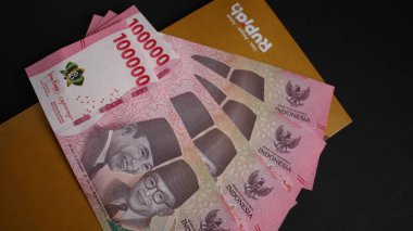 Kahverengi zarflı yeni Endonezya banknotu (uang baru).