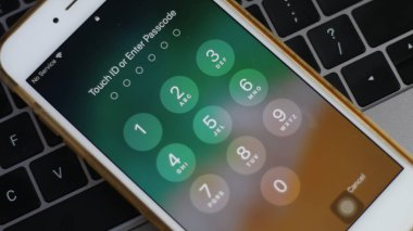 iPhone 'a erişmek için kimlik ya da güvenlik parolasına dokun. 