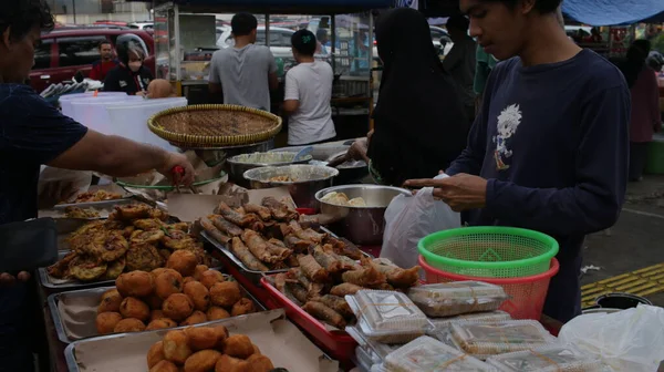 Gıda sokağı satıcısının çeşitli iftar yemekleri sattığı sahne (menü makanan berbuka puasa). 