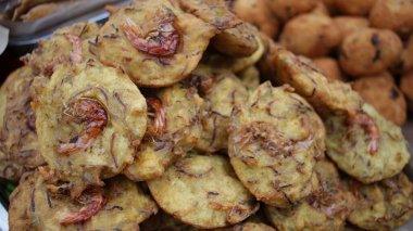 Bakwan Udang - Gorengan Takjil ya da iftar yiyeceği olarak. Menü berbuka puasa. 
