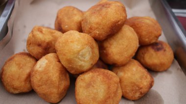 Misro (manis di jero içeride tatlı anlamına gelir) Cassava ve palmiye şekerinden yapılmıştır - Gorengan takjil ya da iftar yiyeceğidir. Menü berbuka puasa. 