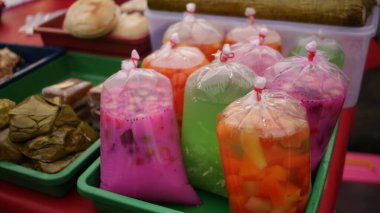 Sup buah ya da takjil tatlı olarak meyve çorbası sokak yemeği satıcısının fast-sell 'ini kırmak için. (N 'aber menü berbuka puasa).