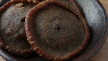 Endonezya 'dan geleneksel otantik atıştırmalık - Kue cucur (Endonezyaca) veya kuih cucur (Malay), Tayland' da khanom fak bua (khanom chuchun) olarak bilinir. Havan yemeği (makanan berbuka puasa).