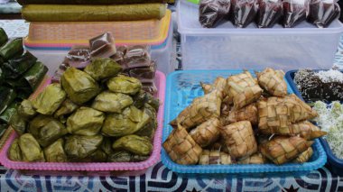 Yerel pazardaki sokak yemekleri satıcısı. Geleneksel yemek veya yemek ve takjil. Havan yemeği (makanan berbuka puasa).
