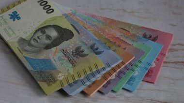 Tunjangan Hari Raya veya THR (Dini Tatil Harçlığı) - Yeni Endonezya banknotu (uang baru). 