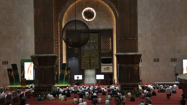 Hermosos Interiores Pilares Cúpula Mezquita Istiqlal Masjid Istiqlal Yakarta Mezquita — Foto de Stock