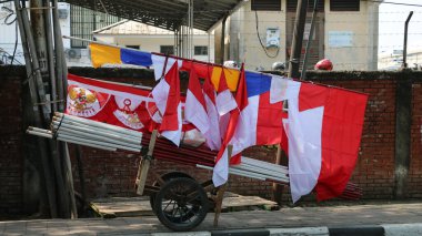 Endonezya bayrağı kırmızı ve beyaz (Bendera Endonezya Merah Putih) ve onun süslemeleri sokak satıcıları tarafından 17 Ağustos 'ta Bağımsızlık Günü anısına satıldı..