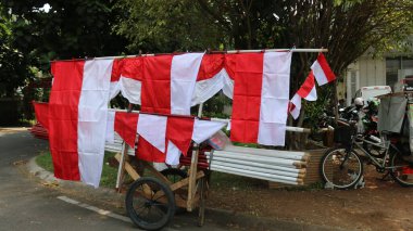 Endonezya bayrağı kırmızı ve beyaz (Bendera Endonezya Merah Putih) ve onun süslemeleri sokak satıcıları tarafından 17 Ağustos 'ta Bağımsızlık Günü anısına satıldı..