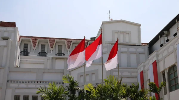 8月17日 印度尼西亚国旗红白相间 Bendera Indonesia Merah Putih 装饰街道和政府大楼 以纪念独立日 — 图库照片