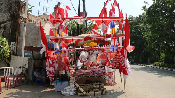 Endonezya bayrağı kırmızı ve beyaz (Bendera Endonezya Merah Putih) ve onun süslemeleri sokak satıcıları tarafından 17 Ağustos 'ta Bağımsızlık Günü anısına satıldı..