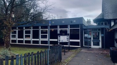 Worsley Village Kütüphanesi gündüz manzara fotoğrafı Worsley, Manchester İngiltere M28