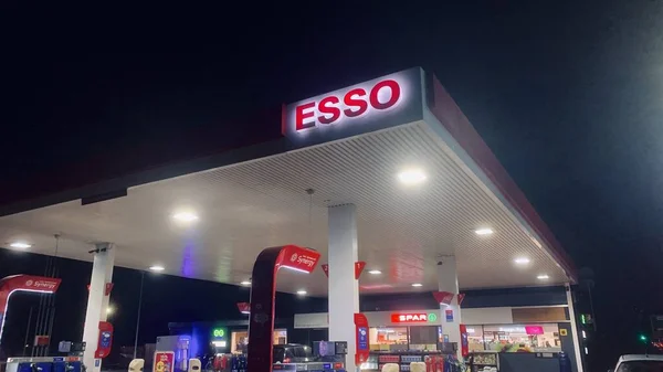 Esso Tankstation Roe Green Manchester Engeland Tijdens Nachtfoto — Stockfoto