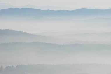 Güzel katmanlı sis manzaralı İngiliz Kolombiya Dağları