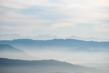 Güzel katmanlı sis manzaralı İngiliz Kolombiya Dağları