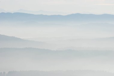 Güzel katmanlı sis manzaralı İngiliz Kolombiya Dağları