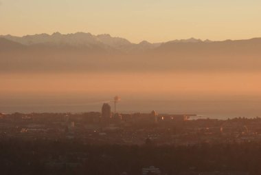 Vancouver Adası 'nın güneyinde, Olimpiyat Yarımadası' na yakın, puslu ve dumanlı bir gün batımı var..