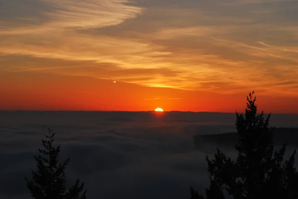 Oszałamiający Wschód Słońca Nad Doliną Wypełnioną Niskimi Chmurami Kolumbii Brytyjskiej — Zdjęcie stockowe