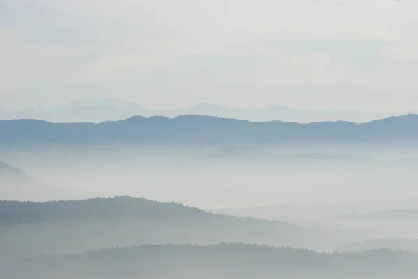 Vacker Skiktad Utsikt Över Dimhöljda Berg British Columbia — Stockfoto