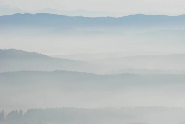 Bela Vista Camadas Neblina Coberto Montanhas Colúmbia Britânica — Fotografia de Stock