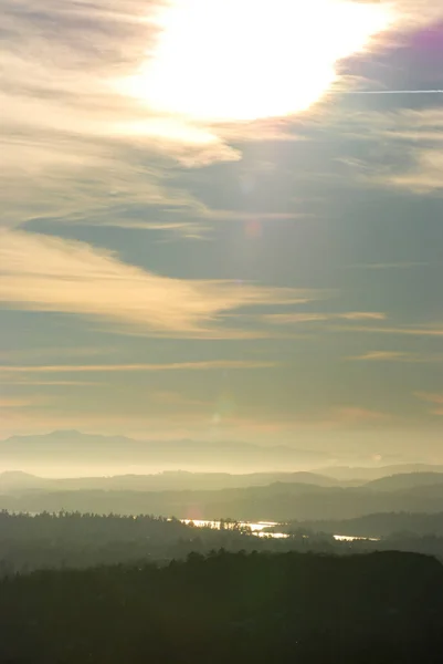 Потрясающие Цвета Над Югом Острова Ванкувер Солнце Садится Туманное Небо — стоковое фото