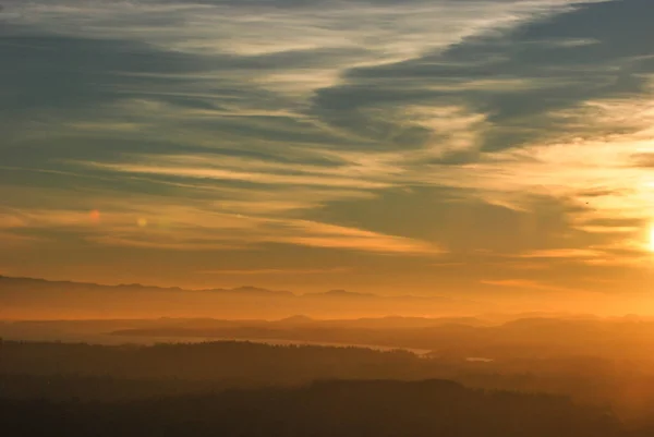 Pemandangan Matahari Terbenam Yang Kabur Atas Pulau Vancouver Selatan — Stok Foto
