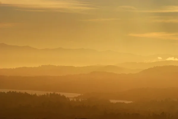 Hazy Lub Zadymiony Zachód Słońca Nad Południową Wyspą Vancouver Półwyspem — Zdjęcie stockowe
