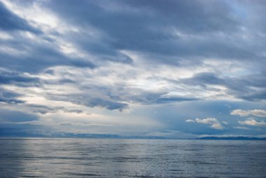 Fırtına bulutlarının yansımaları dalgalı ama sakin Juan De Fuca Boğazı Victoria yakınlarında, BC