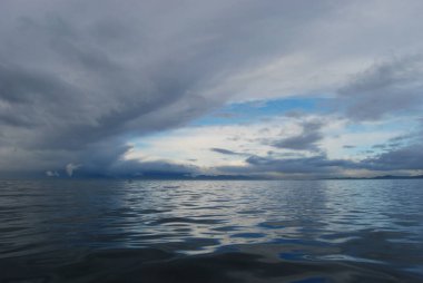 Fırtına bulutlarının yansımaları dalgalı ama sakin Juan De Fuca Boğazı Victoria yakınlarında, BC