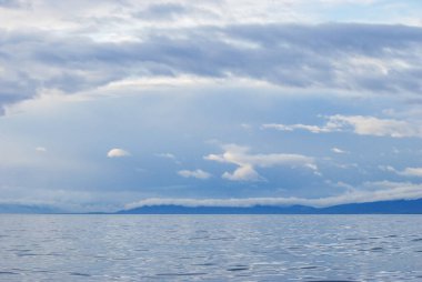 Fırtına bulutlarının yansımaları dalgalı ama sakin Juan De Fuca Boğazı Victoria yakınlarında, BC
