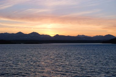 Valdes Adası 'ndan görüldüğü gibi güney Vancouver Adası' nın dağları üzerinde güzel bir günbatımı.