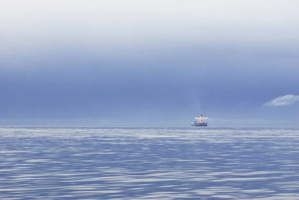 Ein Containerschiff Fährt Einem Düsteren Und Ruhigen Morgen Durch Die — Stockfoto