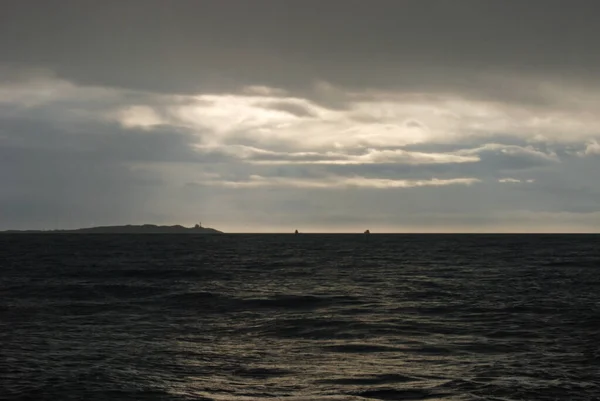 太陽は カナダのBc州ビクトリアの近くのトライアル島灯台で優しく輝いています — ストック写真