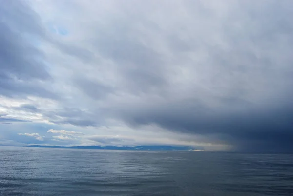 前维多利亚附近波涛汹涌但平静的胡安德富卡海峡上的风暴云反射 — 图库照片