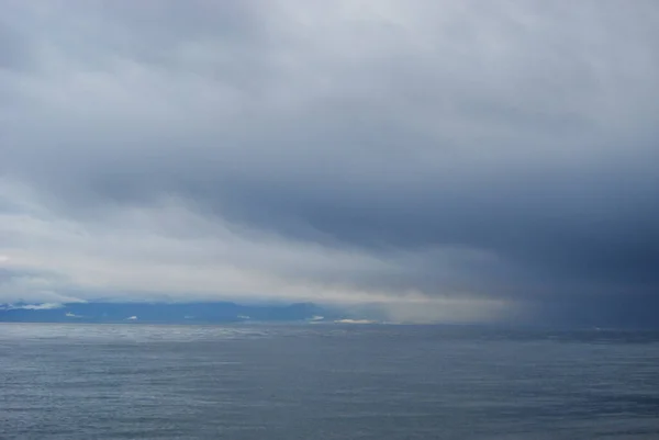 Reflexionen Von Gewitterwolken Auf Einer Gewellten Aber Ruhigen Juan Fuca — Stockfoto