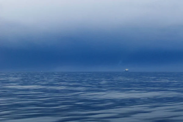 在一个阴郁而平静的早晨 一艘集装箱船驶过胡安德富卡海峡 — 图库照片