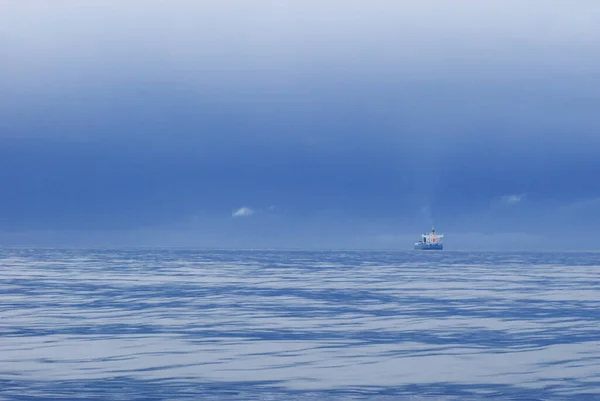 Bir Konteyner Gemisi Kasvetli Sakin Bir Sabahta Juan Fuca Boğazı — Stok fotoğraf