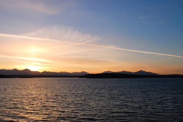 ดวงอาท ตกท สวยงามเหน เขาของเกาะแวนค เวอร ตอนใต นจากเกาะว ลเดส — ภาพถ่ายสต็อก