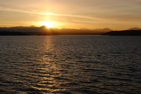 Una Hermosa Puesta Sol Sobre Las Montañas Del Sur Isla — Foto de Stock