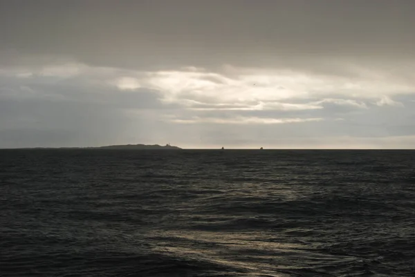太陽は カナダのBc州ビクトリアの近くのトライアル島灯台で優しく輝いています — ストック写真