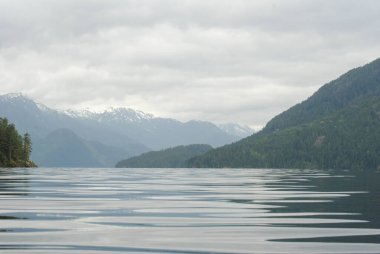 Port Alberni yakınlarındaki Büyük Merkez Gölü 'nde sakin bir gün, Vancouver Adası, BC, Kanada