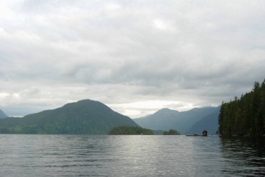 Port Alberni yakınlarındaki Büyük Merkez Gölü 'nde sakin bir gün, Vancouver Adası, BC, Kanada