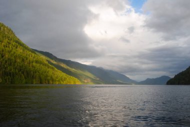 Port Alberni yakınlarındaki Büyük Merkez Gölü 'nde sakin bir gün, Vancouver Adası, BC, Kanada