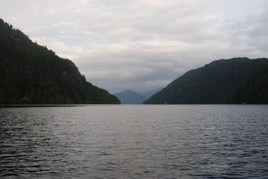 Port Alberni yakınlarındaki Büyük Merkez Gölü 'nde sakin bir gün, Vancouver Adası, BC, Kanada