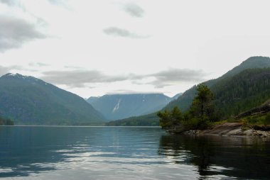 Port Alberni yakınlarındaki Büyük Merkez Gölü 'nde sakin bir gün, Vancouver Adası, BC, Kanada