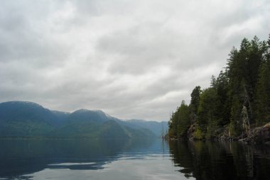 Port Alberni yakınlarındaki Büyük Merkez Gölü 'nde sakin bir gün, Vancouver Adası, BC, Kanada